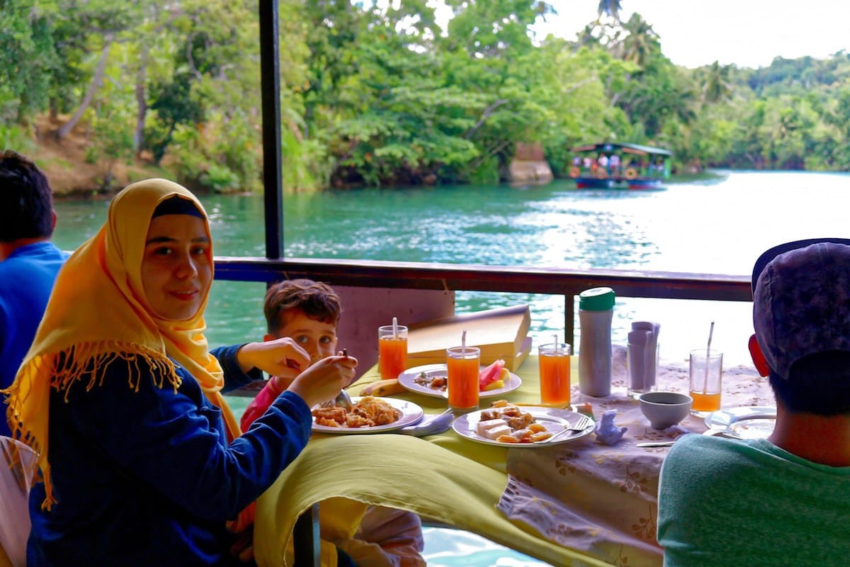 Eşim Aliye ve Oğlum Furkan’la Loay River Cruise’de öğle yemeği…